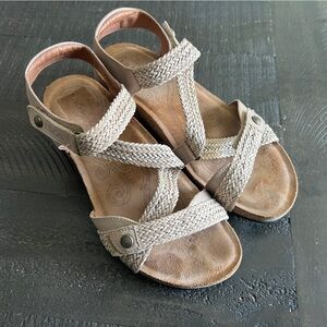 Taos Trulie Sandals Stone Leather Women’s 7–7.5 EU 38 Comfort Woven